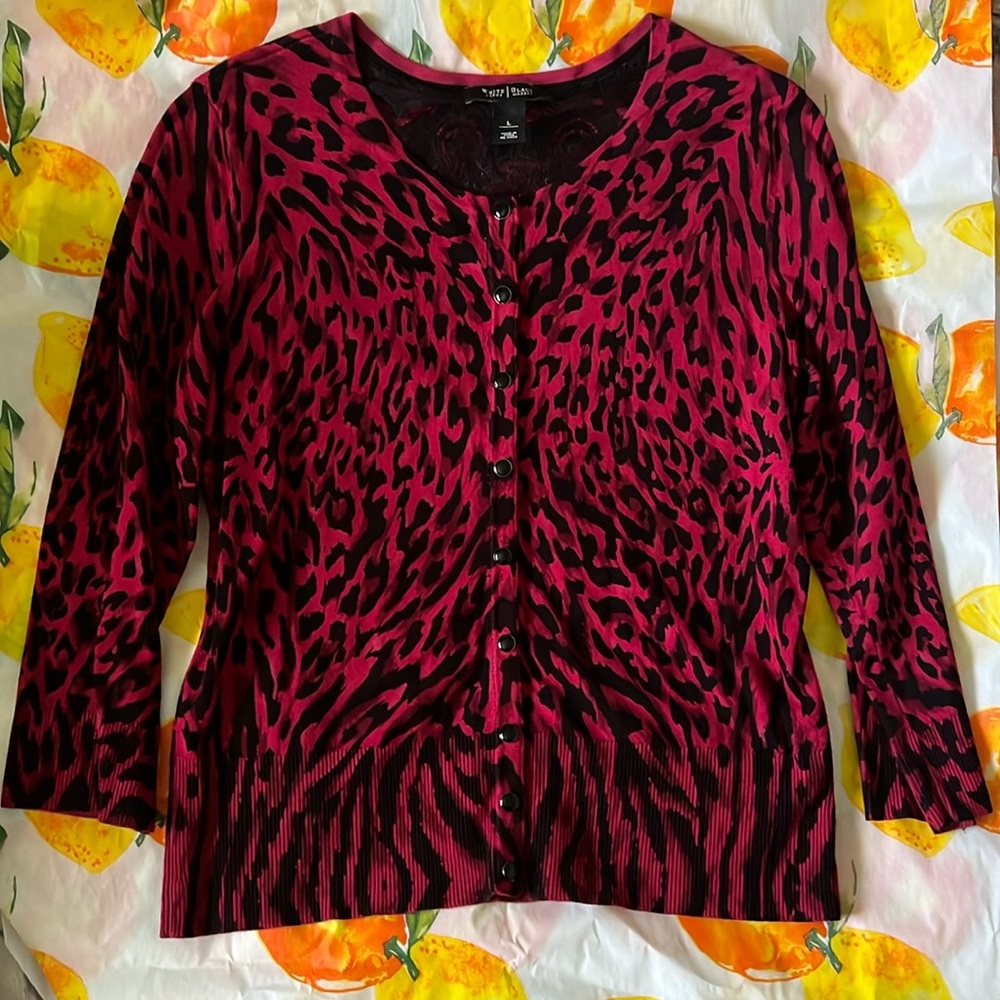 WHITE HOUSE/BLACK MARKET Deep red/ Black Tiger Print Lace Trim Snap Cardigan